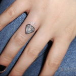 тату диамант на пальце 02.12.2019 №001 -diamond finger tattoo- tatufoto.com