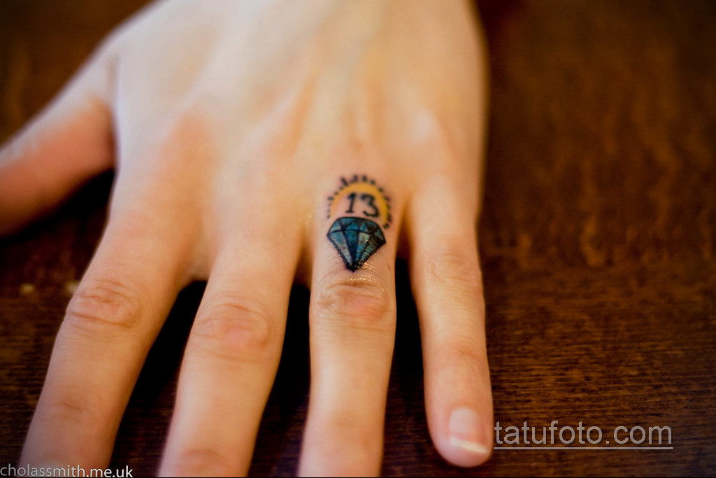 Tattoo diamant finger