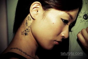 Фото тату: набор миниатюрных татуировок на шее: бриллиант, музыкальная нота и звезды.