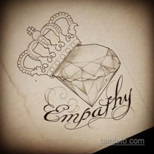 Фото эскиза тату: черно-белый рисунок короны над бриллиантом с надписью 'Empathy', выполненный в стиле скетч.