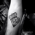 тату диамант с короной 02.12.2019 №036 -diamond tattoo with crown- tatufoto.com