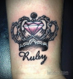 Фото татуировки на предплечье: корона над бриллиантом и надпись 'Ruby'. Идеи для тату, эскизы татуировок.
