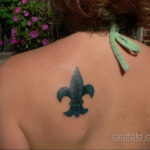 фото рисунка тату с геральдической лилией 14.12.2019 №054 -heraldic lily- tatufoto.com