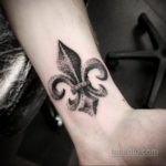 фото рисунка тату с геральдической лилией 14.12.2019 №073 -heraldic lily- tatufoto.com