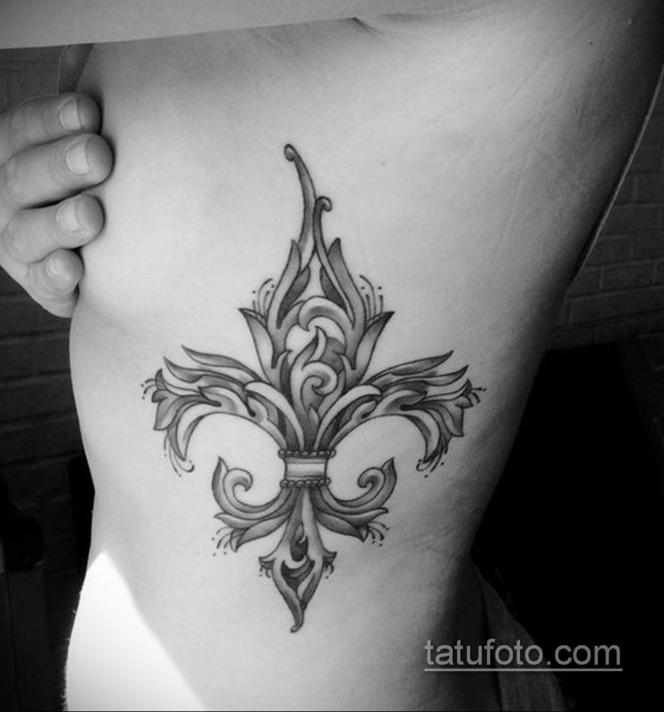 фото рисунка тату с геральдической лилией 14.12.2019 №113 -heraldic lily- tatufoto.com