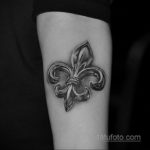 фото рисунка тату с геральдической лилией 14.12.2019 №114 -heraldic lily- tatufoto.com