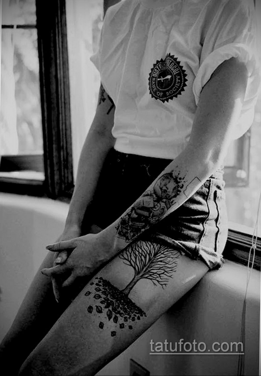 Рука на ляшке. Необычные тату. Татуировки женские необычные. Оригинальные Татуировки для девушек. Необычные тату для девушек на руке.