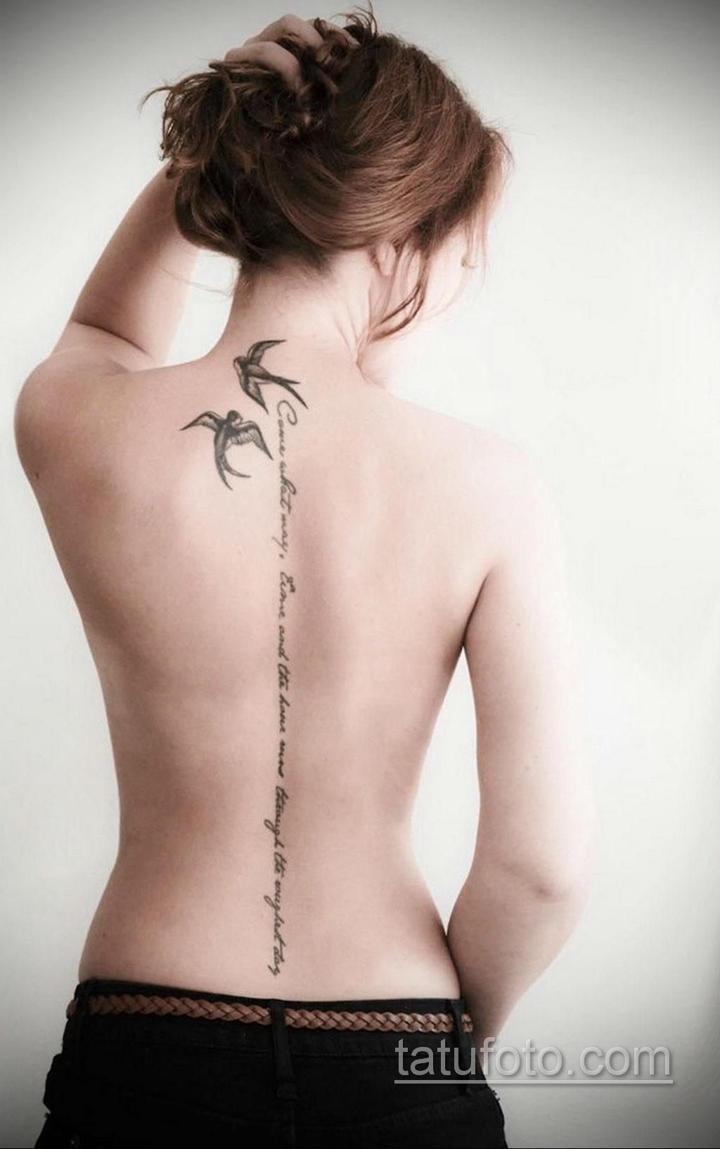 Поясница у девушки. Тату на спине женские. Красивые женские Татуировки. Татуировка Дева. Красивые Татуировки для девушек.