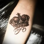 тату корона на запястье девушки 02.01.2020 №016 -crown tattoo on the wrist- tatufoto.com