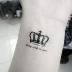 фото тату корона на запястье 02.01.2020 №016 -crown tattoo on the wrist- tatufoto.com