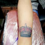 фото тату корона на запястье 02.01.2020 №059 -crown tattoo on the wrist- tatufoto.com