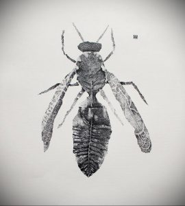 Эскиз татуировки пчелы, выполненный в технике точечной работы (dotwork). Изображение пчелы создано из множества маленьких точек.