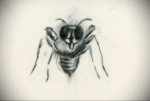 Эскиз татуировки осы, выполненный карандашом. Мягкие линии, легкие тени, минималистичный дизайн. Отличная идея для небольшого рисунка.
