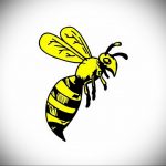 Яркое тату с изображением стилизованной осы в желто-черных тонах, выполненное в минималистичном стиле.