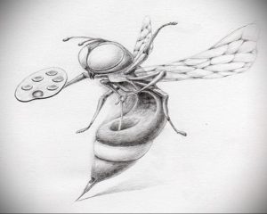 Креативный рисунок татуировки шмеля с палитрой красок вместо головы. Оригинальный эскиз тату для любителей искусства и необычных дизайнов.
