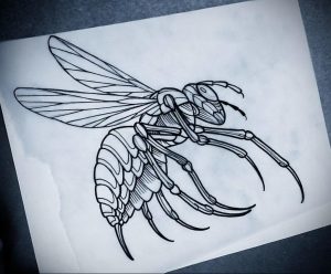Черно-белый эскиз татуировки осы, изображенной в полете. Четкие линии и контуры создают динамичный и реалистичный рисунок.
