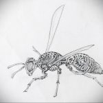 Фото тату с изображением осы в стиле sketch. Рисунок выполнен карандашом, с использованием тонких линий и штриховки. Небрежный и художественный стиль.