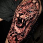 Большая тату на руке с часами и мордой льва у которого голубые глаза – tatufoto.com