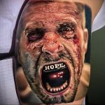 Великолепная татуировка в стиле реализм с портретом боксера у которого капа в руках и избитое лицо – tatufoto.com
