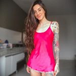 Девушка с татуировками в короткой розовой ночнушке фотографируется в домашней обстановке – 08.01.2020 - tatufoto.com
