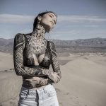 Красивая девушка с тату по всему телу на фоне пустыни – 08.01.2020 - tatufoto.com