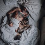 Мужчина с цветными тату спит в постели – 08.01.2020 - tatufoto.com
