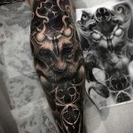 Необычная реалистичная тату с демоном на запястье мужчины плюс эскиз для этого рисунка тату – 08.01.2020 - tatufoto.com