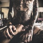Парень в постели прихватил за трусики красивую девушку у которой тело в татуировках – 08.01.2020 - tatufoto.com