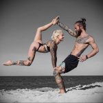 Парень и девушка в татуировках делают стойку акробатическую на пляже – 08.01.2020 - tatufoto.com