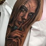 Реалистичная тату компасом и лицом девушки у которой голубые глаза – tatufoto.com