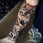 Реалистичная тату с мордой волка и голубыми глазами на запястье – tatufoto.com