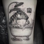 Смешная татуировка с динозавром который принимает ванну с пеной – 08.01.2020 - tatufoto.com