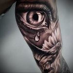 Тату голубь в полете и слеза которая катится из глаза – tatufoto.com