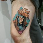 Фото тату на бедре с изображением Росомахи из X-Men. Динамичный рисунок с использованием ярких цветов и четких линий.