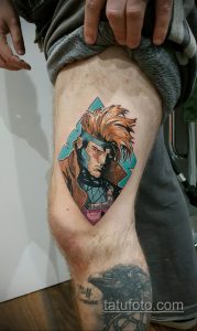 Фото тату на бедре с изображением Росомахи из X-Men. Динамичный рисунок с использованием ярких цветов и четких линий.