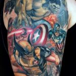 Фото тату на предплечье с изображением нескольких супергероев Marvel: Халка, Человека-паука, Капитана Америки. Яркие цвета и динамичная композиция.