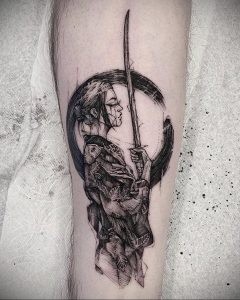 Фото тату: графичный рисунок воина с катаной в круге, выполненный в технике line work на руке, минималистичный стиль и японские мотивы.