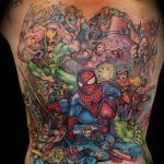 Фото тату: масштабная композиция с героями Marvel на спине. Человек-паук, Росомаха, Халк и другие супергерои в динамичной сцене. Яркие цвета и детализация.