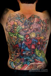 Фото тату: масштабная композиция с героями Marvel на спине. Человек-паук, Росомаха, Халк и другие супергерои в динамичной сцене. Яркие цвета и детализация.