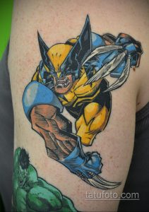 Фото тату Росомахи из X-Men на плече. Динамичный рисунок с выпущенными когтями, яркие цвета и детализированная проработка.