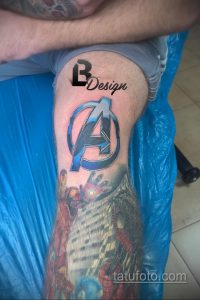 Фото тату логотипа Мстителей на руке. Четкий контур, яркие цвета и надпись 'BDesign' добавляют индивидуальности.