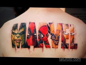 Яркая татуировка на спине с изображением логотипа Marvel, буквы которого заполнены портретами различных супергероев, таких как Халк, Человек-Паук и другие.