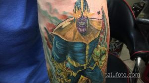 Цветная татуировка на руке с изображением Таноса из вселенной Marvel, выполненная в ярких цветах и с детализированной проработкой.