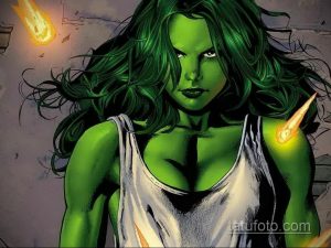 Фото портретной татуировки She-Hulk в стиле комикса. Рисунок выполнен в зеленых тонах с использованием четких линий и контуров.