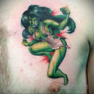 Фото татуировки She-Hulk на груди. Рисунок выполнен в ярком и красочном стиле с использованием зеленых, красных и розовых оттенков.