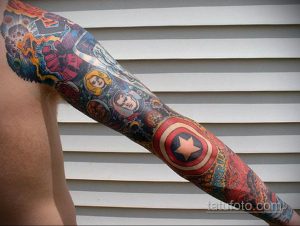 Фото тату в стиле комикс на всю руку. Яркий рисунок с множеством персонажей Marvel и DC, выполненный в красочной и динамичной манере.