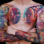 Фото тату с изображением нескольких героев Marvel, включая Магнето, Человека-Факела и девочку, выполненное в ярких, насыщенных цветах на груди и руках.