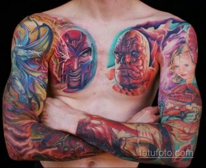 Фото тату с изображением нескольких героев Marvel, включая Магнето, Человека-Факела и девочку, выполненное в ярких, насыщенных цветах на груди и руках.