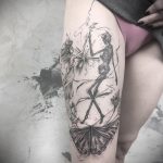 Татуировка на бедре девушки в трусиках с рисунком девушки которая танцует со скелетом – 08.01.2020 - tatufoto.com