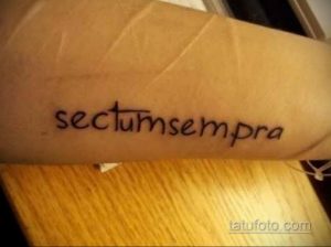 Фото тату: черная надпись 'Sectumsempra' на руке, выполненная простым шрифтом. Татуировка для фанатов Гарри Поттера.